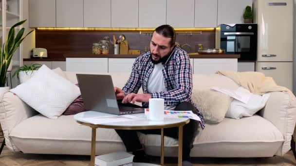 Druk Bebaarde Man Van Middelbare Leeftijd Die Thuis Werkt Laptop — Stockvideo