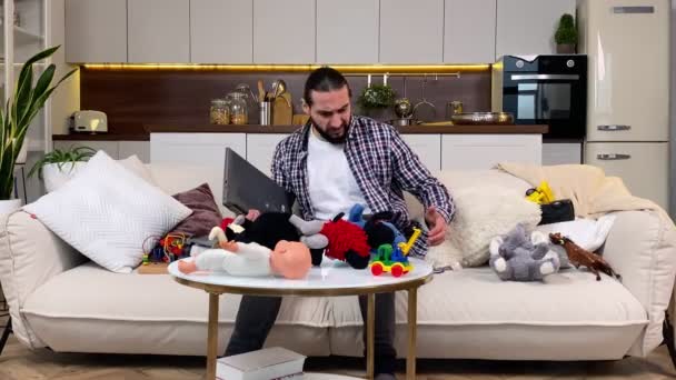 恼怒的成年人在家里远程工作 把孩子们的玩具从桌子上拿开 愤怒的中年父亲有远程上网工作 准备在家里办公 精神耗竭的概念 — 图库视频影像