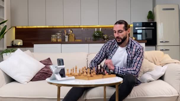 Μεσαίος Ενήλικας Άνδρας Παίζει Επιτραπέζιο Παιχνίδι Φίλο Μέσω Online Κλήσης — Αρχείο Βίντεο