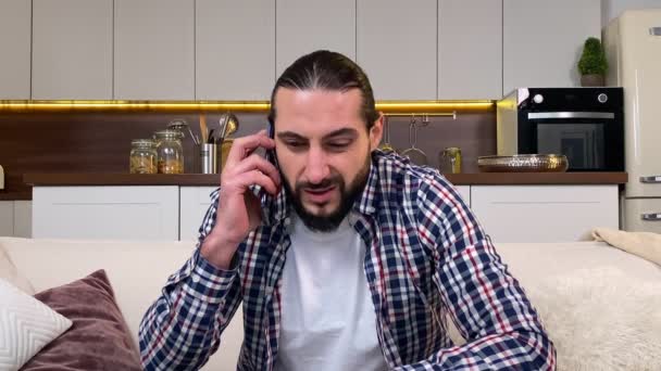 Gefrustreerde Volwassen Man Die Zich Wanhopig Voelt Door Telefoneren Problemen — Stockvideo