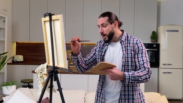 Ενθουσιαστικός Μεσήλικας Άντρας Ζωγραφίζει Καμβά Λαδομπογιές Ζωγραφίζει Εργαλεία Στο Σπίτι — Αρχείο Βίντεο