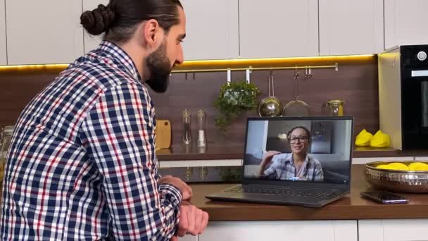 Widok Boku Mężczyzna Średnim Wieku Mający Telekonferencję Online Pomocą Laptopa — Wideo stockowe