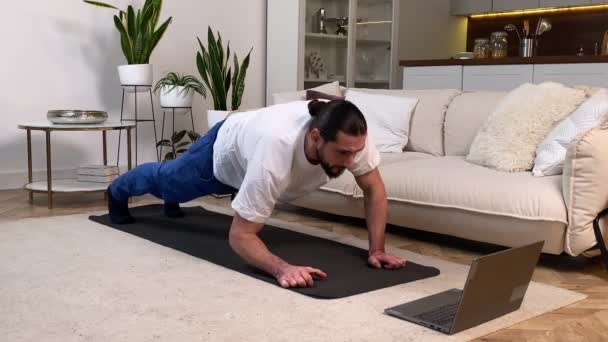 Αθλητικός Άνθρωπος Άσκηση Στο Σπίτι Την Παρακολούθηση Απευθείας Σύνδεση Πρόγραμμα — Αρχείο Βίντεο