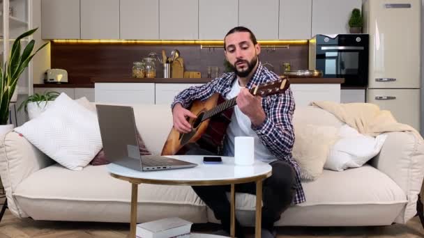 Concentrated Middle Aged Bearded Man Learning Play Guitar Using Laptop — Stock videók