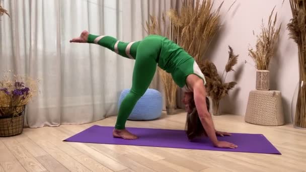Beautiful Middle Aged Woman Sportswear Practicing Yoga Exercise Mat Indoors — Stockvideo