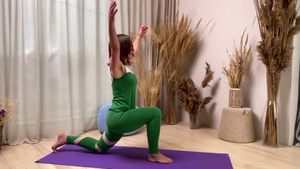 Middle Aged Woman Sportswear Practicing Yoga Mat Indoors Sporty Senior — стоковое видео