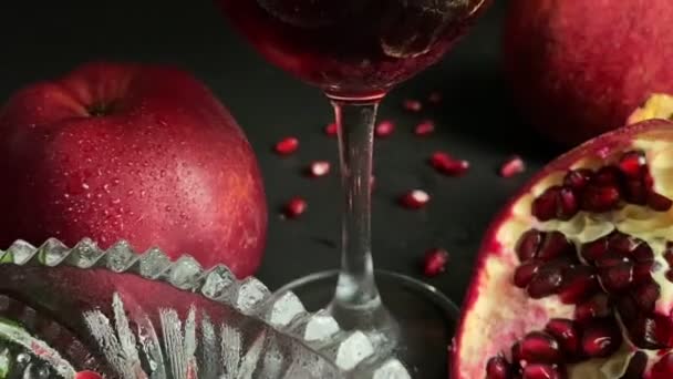 Samenstelling Glas Rode Wijn Sap Rijpe Granaatappels Appels Groene Bladeren — Stockvideo