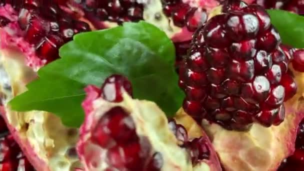 Close Rotating Open Pomegranate Pieces Ruby Arils Green Leaf Studio — Stock Video