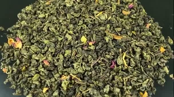 Pilha Rotativa Folhas Chá Verde Fermentado Com Pedaços Ervas Frutas — Vídeo de Stock