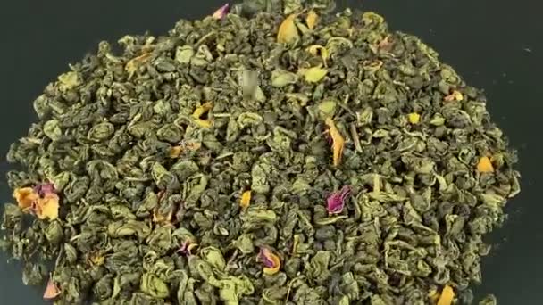 Обертається Купа Ферментованого Зеленого Чайного Листя Сушеними Фруктовими Травами Шматочками — стокове відео