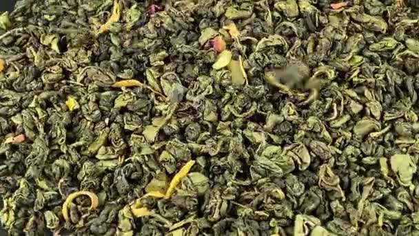 Zbliżenie Obrotowe Sfermentowanych Liści Zielonej Herbaty Suszonych Kawałków Ziół Owocowych — Wideo stockowe