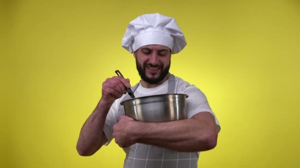 Enthousiaste Man Met Baard Koken Dessert Slagroom Eiwit Proeverij Vla — Stockvideo
