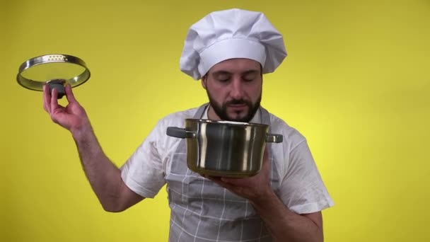 Chef Masculino Positivo Mediana Edad Con Sombrero Delantal Sosteniendo Olla — Vídeos de Stock