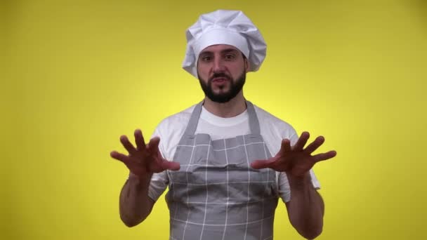 Entusiástico Chef Barbudo Explicando Receita Cozinhar Alimentos Falando Câmera Isolada — Vídeo de Stock