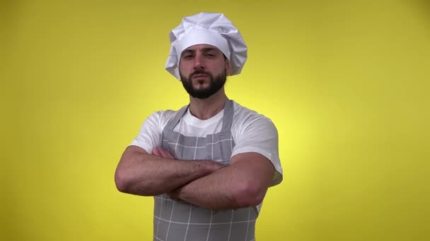 Portrait Bel Homme Barbu Cuisinier Tablier Chapeau Debout Bras Croisés — Video