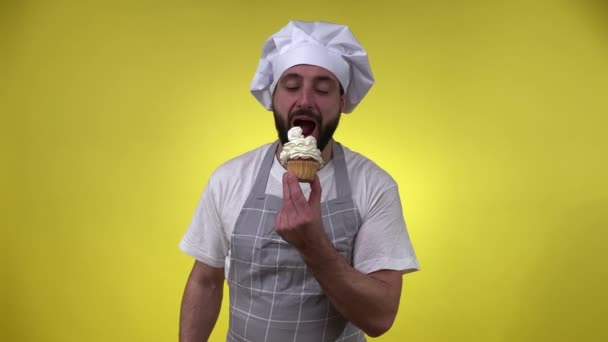 Fröhliche Bärtige Mann Kochen Dessert Mit Schlagsahne Genießen Süßen Geschmack — Stockvideo
