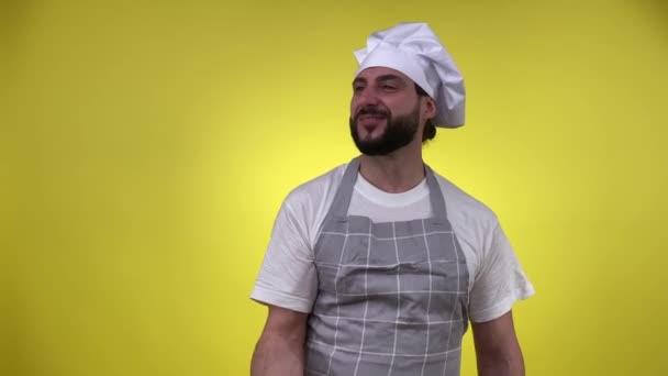 Uśmiechnięty Brodaty Kucharz Przygotowuje Się Gotowania Wymiotuje Jabłkiem Gryzie Owoce — Wideo stockowe