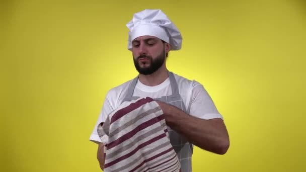 Cocinero Varón Confiado Terminando Cocinar Limpiando Las Manos Con Toalla — Vídeo de stock