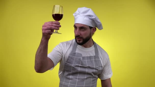Chef Masculino Barbudo Emocional Sosteniendo Una Copa Vino Mostrando Delicioso — Vídeos de Stock
