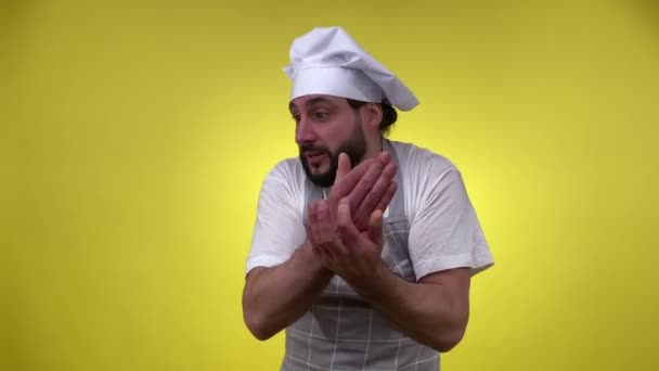 Ausdrucksstarker Männlicher Koch Gestikuliert Schimpft Blickt Isoliert Die Kamera Auf — Stockvideo