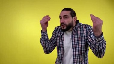 Sıradan giyinen, el kol hareketi yapan, azarlayan, sarı arka planda izole edilmiş kameraya bakan kendini ifade eden bir portre. Tutkulu, orta yaşlı, duygusal konuşan, SB 'yi suçlayan biri. Patronluk taslayan kişi.