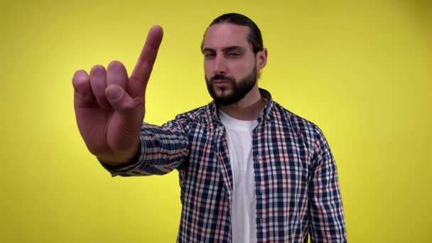 Allvarlig Skäggig Man Skarpt Tittar Kameran Ogillande Skakande Finger Visar — Stockvideo