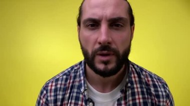 Yakın plan portre gizemli sakallı adam, 