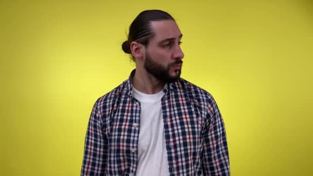 Portraitbärtiger Mann Lässiger Kleidung Der Auf Gelbem Hintergrund Aufmerksam Beide — Stockvideo