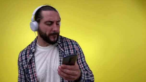 Adulto Barbudo Homem Pára Ouvir Música Hedphones Enquanto Chama Para — Vídeo de Stock