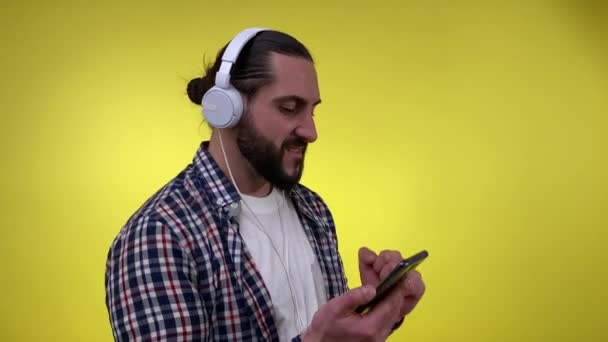 Πορτρέτο Ευτυχισμένη Ενηλίκων Γενειοφόρος Άνθρωπος Casual Ρούχα Ακούγοντας Μουσική Στα — Αρχείο Βίντεο