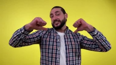 Heyecanlı orta yaşlı sakallı adam sarı arka planda kendini izole ettiğini gösteriyor. Benim konseptimi seç. Karizmatik erkek kendini beğenmiş, kendine güvenen, kendini öven, ilgi odağı olmayı seven