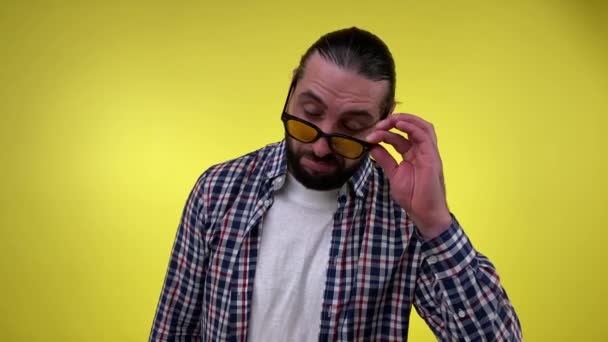 Szakállas Felnőtt Férfi Bólogat Napszemüveget Visel Mosolyog Sárga Háttérben Izolált — Stock videók