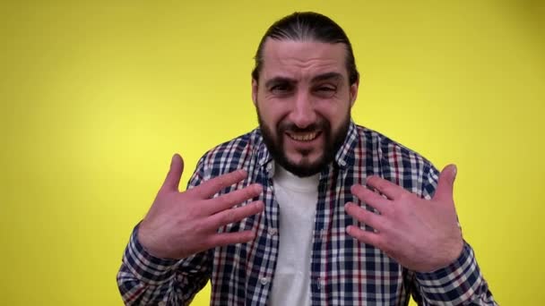 Kafası Karışmış Sakallı Bir Adam Davranışlarını Reddediyor Sarı Arka Planda — Stok video