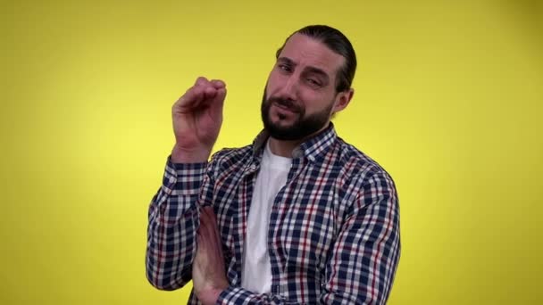 Portret Mężczyzny Brodą Środku Pokazujący Blah Blah Gesty Dłoni Patrzącego — Wideo stockowe