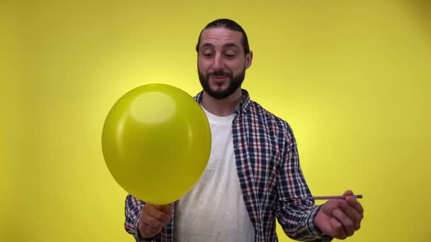 Ενθουσιασμένος Ενήλικο Άτομο Casual Ρούχα Διάτρηση Κίτρινο Μπαλόνι Χαρά Είναι — Αρχείο Βίντεο