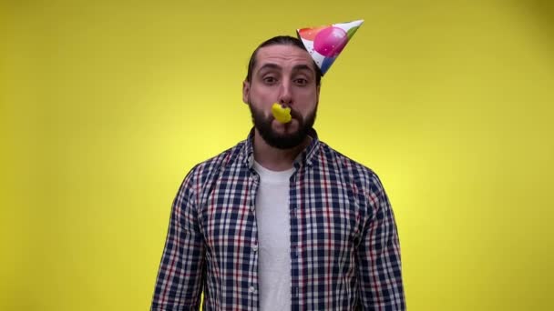 Droevige Volwassen Man Feestelijke Feestmuts Die Verjaardagsfeestclaxon Blaast Met Opgeblazen — Stockvideo