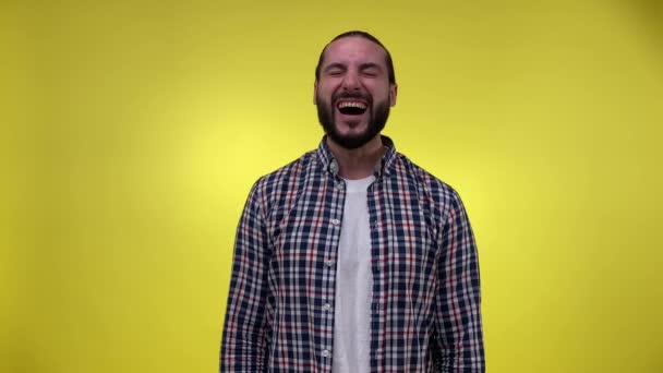 Vrolijke Volwassen Man Casual Kleding Lachend Geïsoleerd Gele Achtergrond Vreugdevolle — Stockvideo