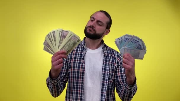 Hombre Barbudo Adulto Medio Confiado Que Compara Dólar Con Moneda — Vídeo de stock