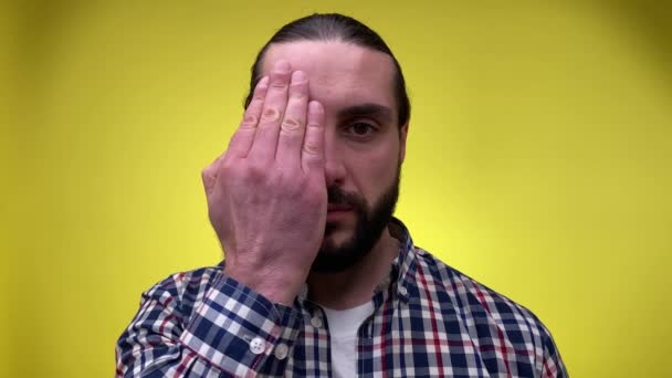 Retrato Del Hombre Adulto Medio Mostrando Ojo Negro Suspirando Mirando — Vídeo de stock