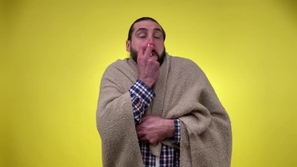 Pria Paruh Baya Yang Sakit Menggunakan Semprotan Hidung Karena Hidung — Stok Video