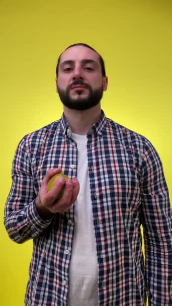 Κάθετη Πυροβόλησε Χαρούμενα Μέσα Ενηλίκων Αρσενικό Vegan Τρώει Φρέσκο Μήλο — Αρχείο Βίντεο