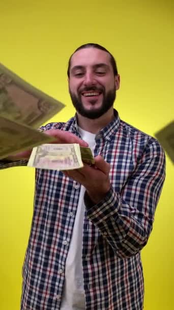 Szczęśliwy Brodaty Mężczyzna Wrzucający Kupę Pieniędzy Kamery Rozrzucający Banknoty Cieszący — Wideo stockowe