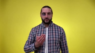 Öfkeli, orta yaşlı bir adam, gözü morarmış, yumruğunu sallıyor, kameraya tehdit ediyor. Sakallı bir erkek kazadan sonra göz yaralanması geçirir ya da morluklarla dövüşür. Stüdyoda çekilen çekim sarı renkte.