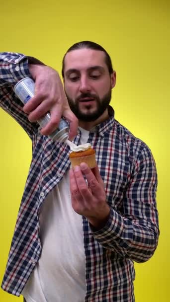 Vrolijke Volwassen Man Die Dessert Eet Slagroom Uitspuit Bij Cupcake — Stockvideo