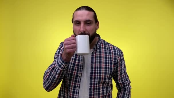 Homem Adulto Médio Alegre Bebendo Bebida Quente Apreciando Sabor Chá — Vídeo de Stock