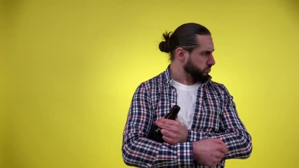 Humorvoller Betrunkener Mann Der Plötzlich Bei Einem Schuss Auftauchte Wegsah — Stockvideo