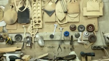 Kadın portre tasarımcısı, marangoz, ahşap atölye. Büyüleyici bayan tasarımcı içeride ahşap malzemeler yapmaya hazırlanıyor. Küçük bir iş. El yapımı üretim. Diy konsepti. Ekipman