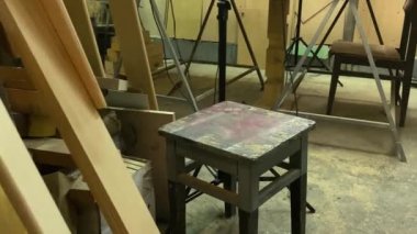 Kadın tasarımcı, marangoz, ahşap atölye. Büyüleyici bir zanaatkar. Odunları içeride çiziyor. Küçük bir iş. El yapımı üretim. Diy konsepti. Ekipman, arka plandaki malzemeler