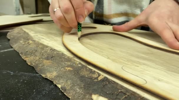 女木匠木匠木工车间有魅力的女工匠在室内使用工具用木料工作 小企业 手工生产 Diy概念 背景材料 — 图库视频影像