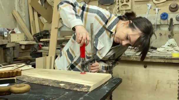 Kobieta Stolarka Stolarka Drewniany Warsztat Urocza Rzemieślniczka Pracująca Drewnem Przy — Wideo stockowe